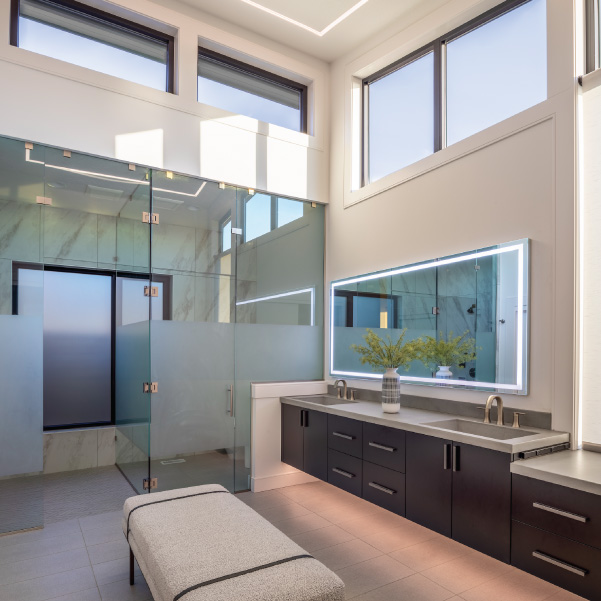 White bathroom with high ceiling and windows in a modern home by Riddle Construction White bathroom with high ceiling and windows in a modern home by Riddle Construction