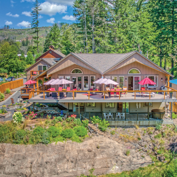 Exterior view of a rustic modern lodge in Oregon built by Riddle Construction Exterior view of a rustic modern lodge in Oregon built by Riddle Construction