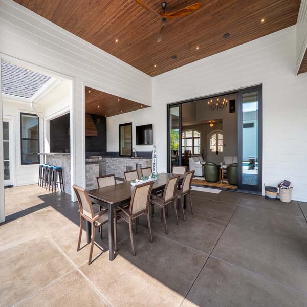 Riddle_Construction_Water_Hazard_Covered_Patio Covered dining area outside a modern craftsman built by Riddle Construction in McMinnville, Oregon