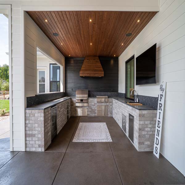 Riddle_Construction_Water_Hazard_Outdoor_Kitchen Outdoor kitchen of a modern craftsman built by Riddle Construction in McMinnville, Oregon